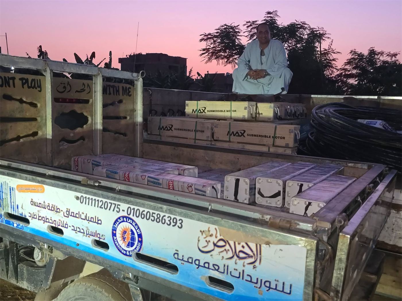 سيارة شركة الإخلاص للتوريدات العمومية محمّلة بمواتير وكابلات